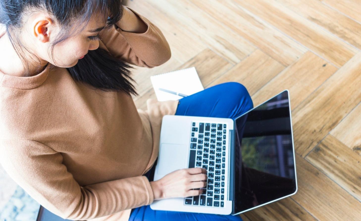 Aula moderna preparada para formación financiera