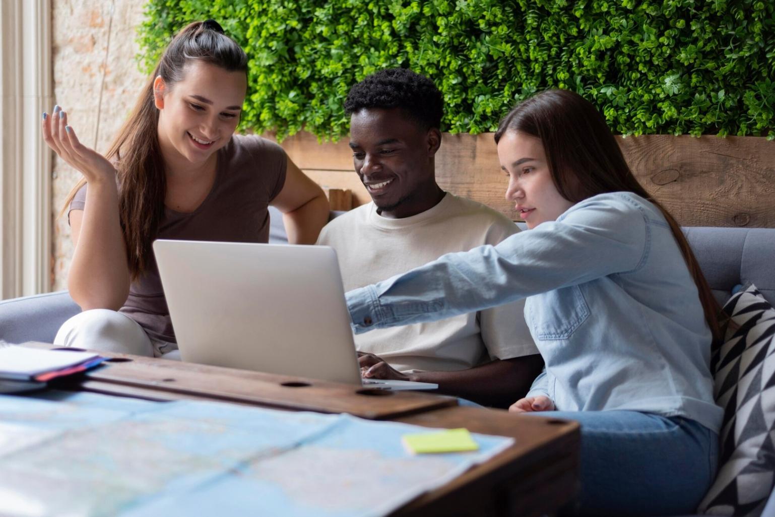 Usuarios utilizando herramientas financieras de Hexonaryai